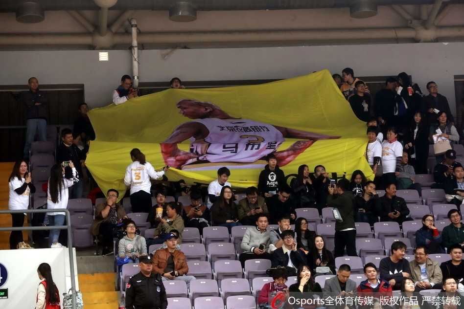 京城篮球英雄的新篇章:马布里率领北控首胜山东燃爆奥体 比赛进入白热化阶段,马布里在弧顶持球观察队友跑位,身后的看台上,他那幅巨大的黑白肖像海报如同守护神一般俯瞰着全场,与看台上涌动的人潮构成了一幅令人动容的画卷。