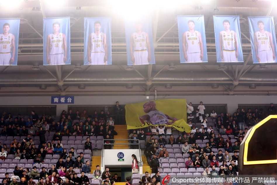 京城篮球英雄的新篇章:马布里率领北控首胜山东燃爆奥体 看台上,一位年轻的男球迷高高举起一块精心制作的灯牌,上面闪烁着马布里的名字,他的眼神充满期待,正等待着场上那个身披3号战袍的传奇后卫发起致命一击。