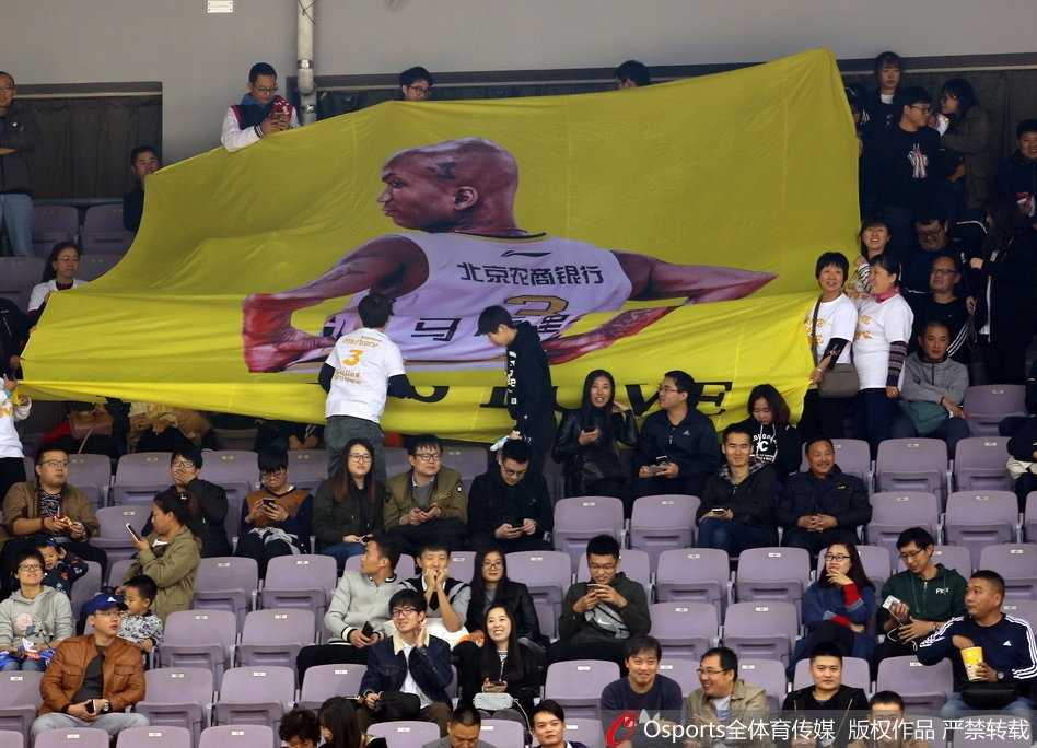 京城篮球英雄的新篇章:马布里率领北控首胜山东燃爆奥体 球馆灯光聚焦的赛场上,马布里表情专注地运球推进,而在他的上方看台,一幅巨大的海报格外抢眼,上面用醒目的字体写着“MY HERO”,这幅悬挂的标语正是全场数千名球迷共同的心声。