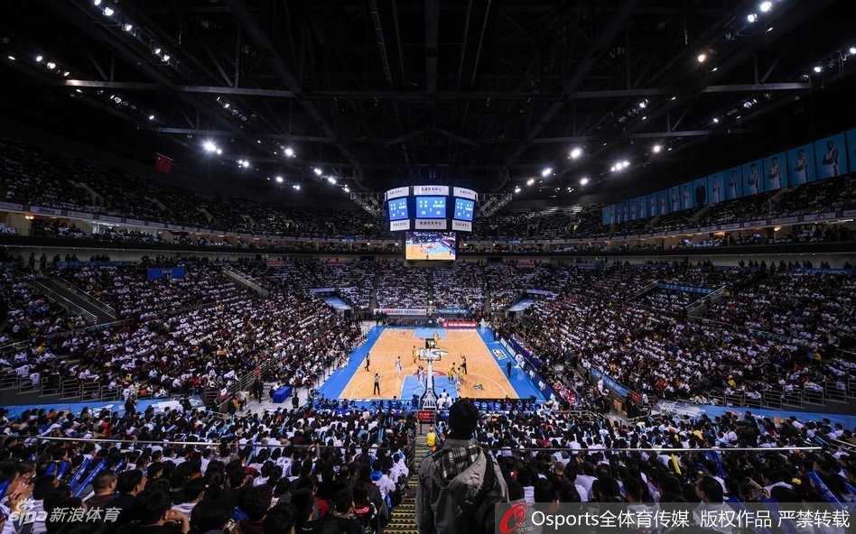 京城篮球荣耀之夜 首钢北控德比战点燃五棵松 获胜后,北京首钢球员们紧紧围成一圈,他们挥臂怒吼,脸上洋溢着胜利后的狂喜,汗水在灯光下闪耀,团队篮球的激情感染全场。