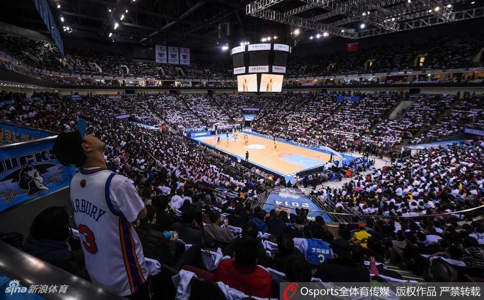 京城篮球荣耀之夜 首钢北控德比战点燃五棵松 北控替补席后方,几位年轻球迷高高举着为球队加油的标语牌,他们的眼神中充满了对主队的期待与热爱,成为赛场边一道充满活力的风景线。