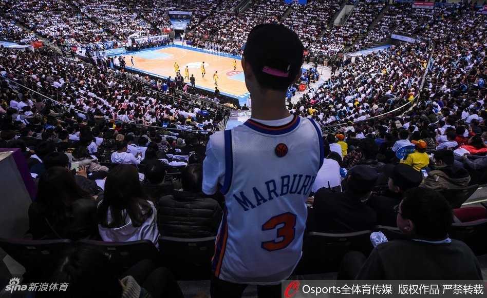 京城篮球荣耀之夜 首钢北控德比战点燃五棵松 赛前热身时,吉祥物在场边与小朋友们亲密互动,巨大的队旗在看台上迎风招展,整个球馆沉浸在一种节日般的欢乐与期待之中。