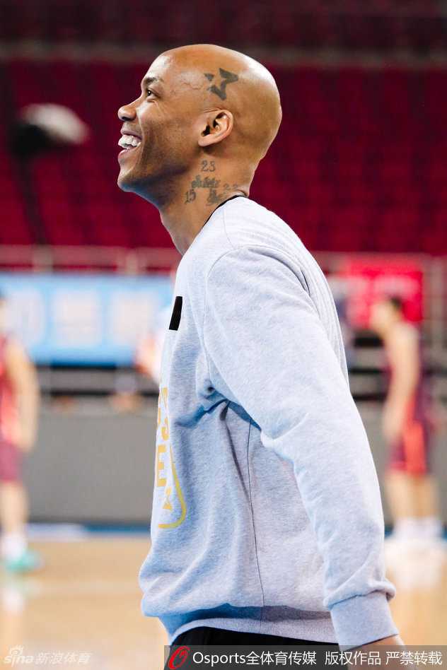 京城篮球记忆:回望2016-2017赛季北京首钢队的荣耀与悲壮 看到弟子们在训练中状态出色,主教练闵鹿蕾在场边露出了欣慰的笑容。他深知这支队伍背负的压力,此刻的轻松一刻显得尤为珍贵,但他心中对即将到来的恶战早已有了周密部署。