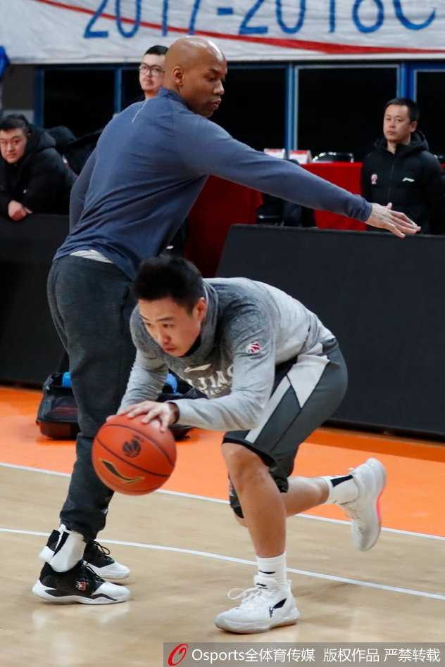 京城篮球记忆:回看北控男篮的赛前备战与马布里最后的光芒 训练间隙,马布里低头沉思,仿佛正在脑海中推演着下一场比赛的每一个攻防回合。