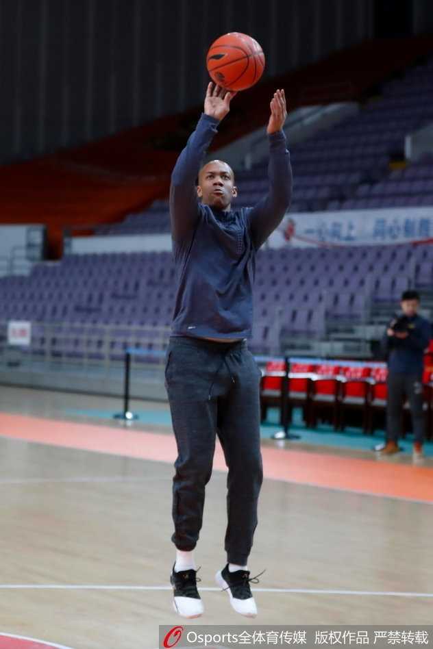 京城篮球记忆:回看北控男篮的赛前备战与马布里最后的光芒 阿巴斯在一次投篮后眼神紧随篮球轨迹,这位全能前锋的每一次出手都充满自信。