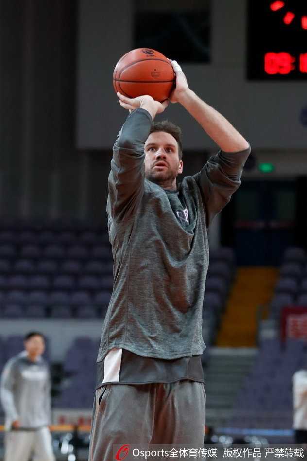 京城篮球记忆:回看北控男篮的赛前备战与马布里最后的光芒 贺希宁在底角准备出手,年轻的脸庞上写满了对胜利的渴望和对细节的专注。