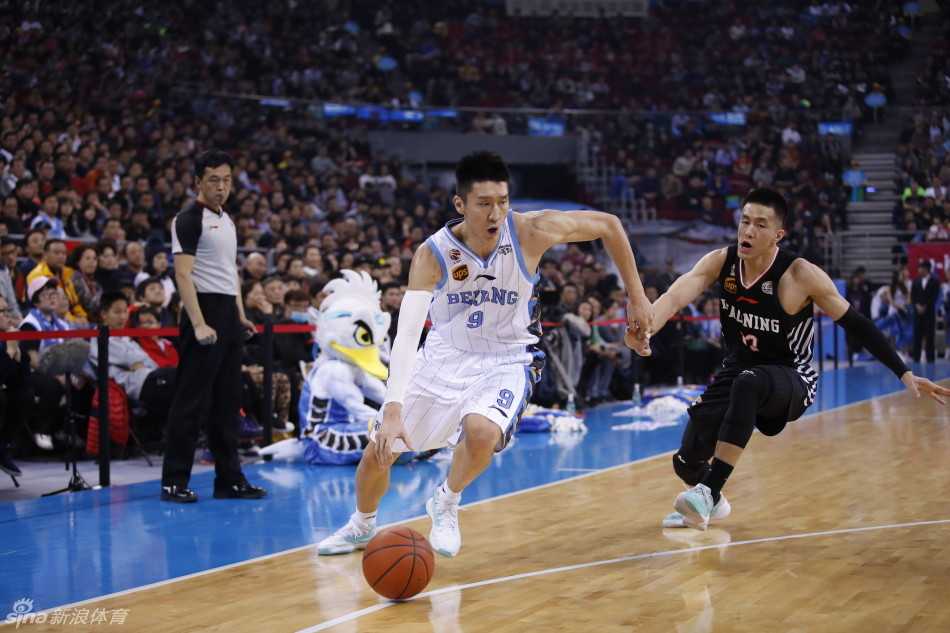 京城篮球记忆:马布里与他的战友们 马布里在多人围堵下依然强行突破,上演高难度上篮,这是他整个赛季带伤拼搏的缩影。