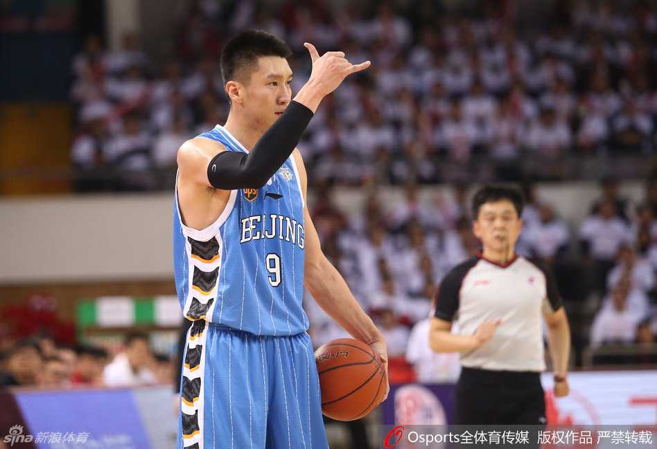 翟晓川腾空而起，上演单手劈扣，其劲爆的身体素质和昂扬斗志，在这一刻展现得淋漓尽致。