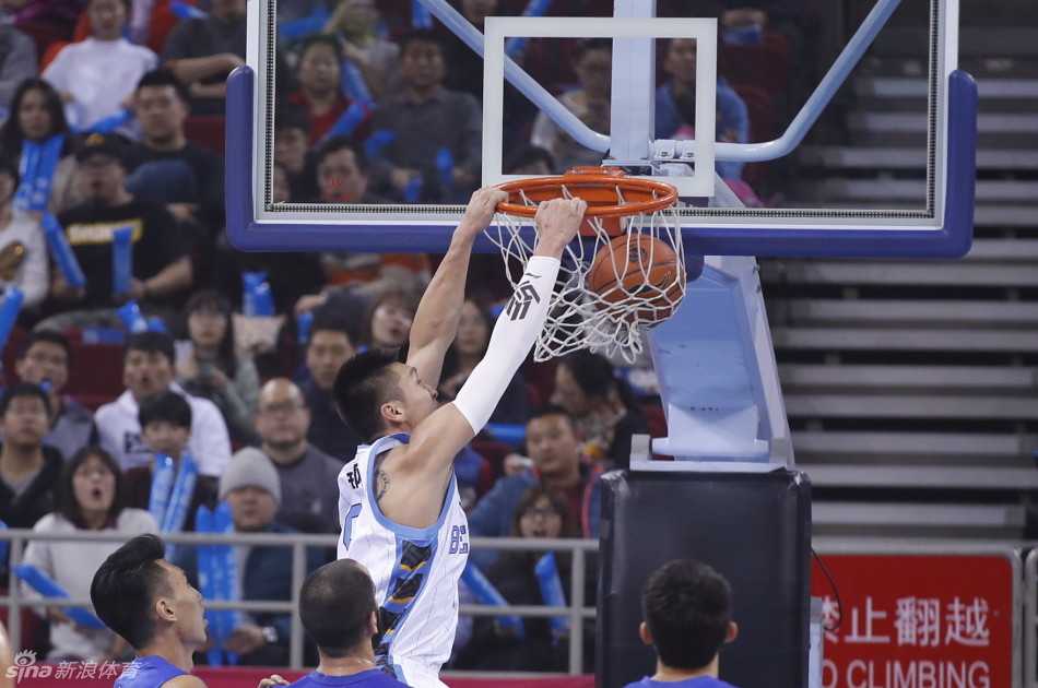 马布里在重围之中以一敌众，强行突破上篮，眼神坚毅如铁。