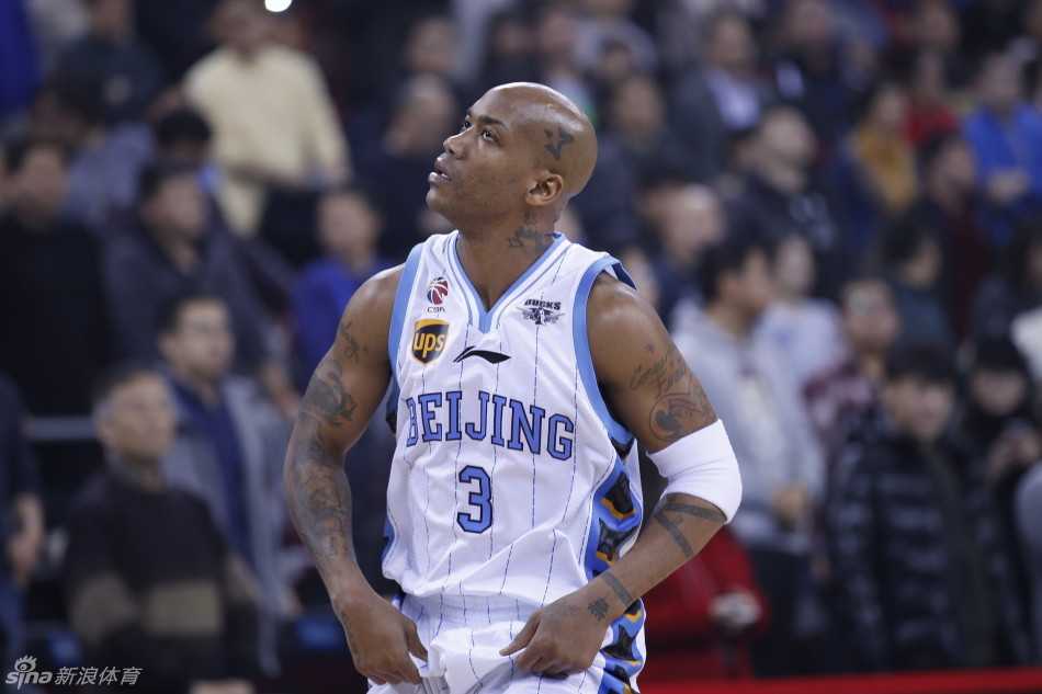 吉喆旱地拔葱，单臂扬起送出遮天蔽日的大帽，捍卫北京禁区。