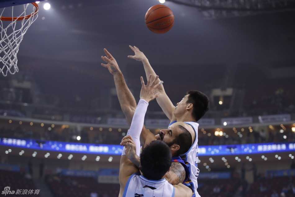 闵鹿蕾手握战术板神情专注，向弟子们面授机宜布置关键一攻。