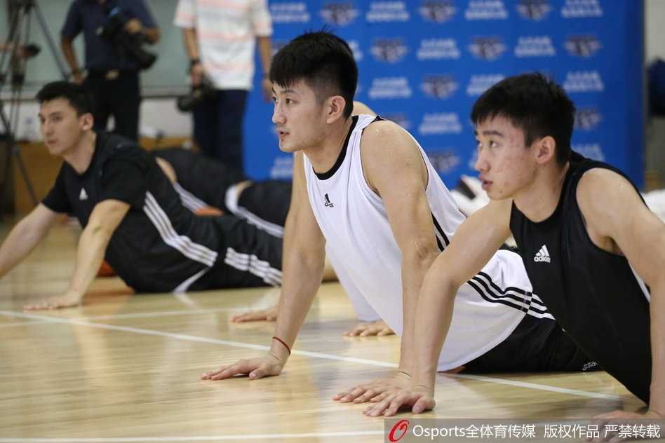 守门员教练单独调教着门将，一次次的飞身扑救后，门将的球衣沾满了草屑和泥土。这不仅是技术的打磨，更是意志的锤炼，他要为国安镇守新赛季的最后一道防线。