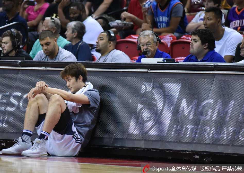 京城老友他乡遇,马布里现场为丁彦雨航助威 赛后,马布里与丁彦雨航并肩走向球员通道,两人的背影在灯光下被拉长,仿佛预示着中国球员在NBA道路上的漫长征途正迎来新的同行者。