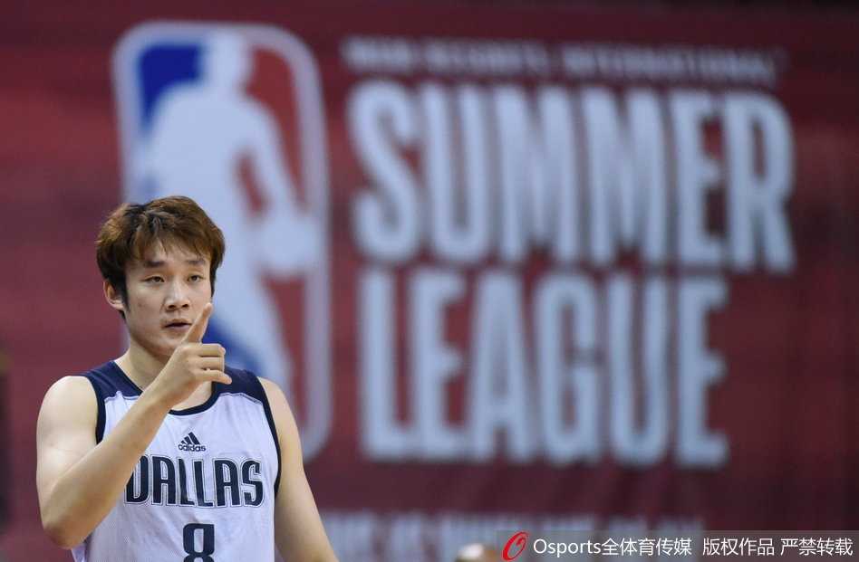 京城老友他乡遇,马布里现场为丁彦雨航助威 丁彦雨航在比赛中持球突破,面对防守球员的围堵,他毫无惧色,眼神中透露出坚定的杀气,这正是马布里最为欣赏的那股拼劲。