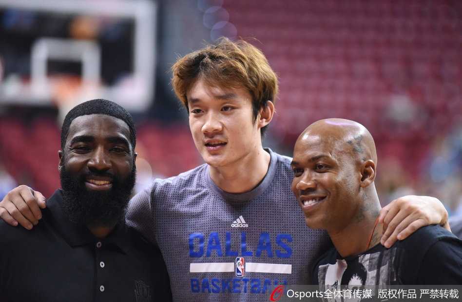京城老友他乡遇,马布里现场为丁彦雨航助威 小牛队教练组成员山姆高德也加入了这场赛前小聚,三人并肩站立,丁彦雨航居中,像是一座连接着过去与未来的桥梁。