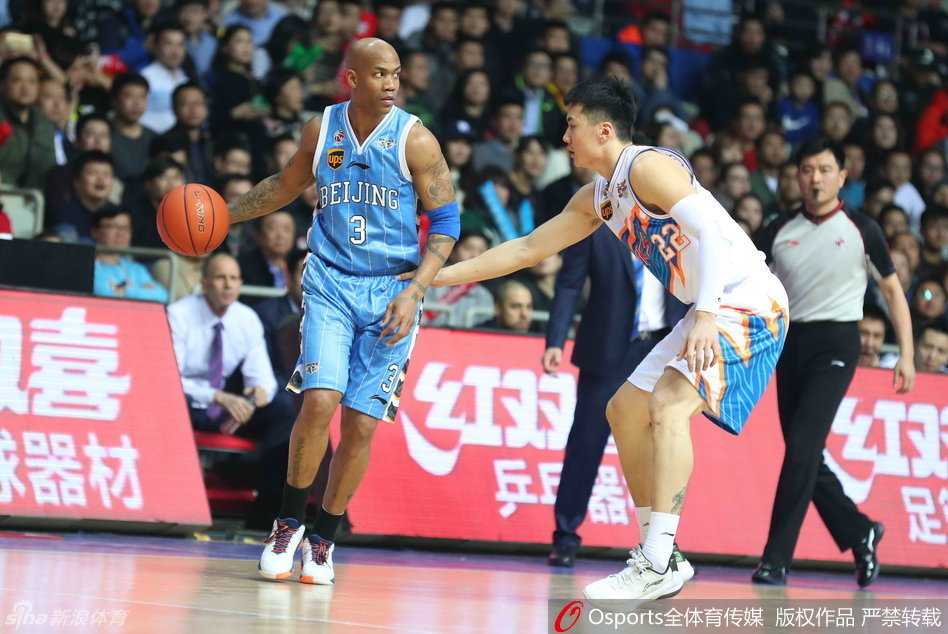 京城荣耀京沪决战单外援首钢破上海不败金身 上海队外援“弗神”弗雷戴特强行持球突破,面对首钢的铜墙铁壁,他的脸上写满了无奈与焦急。