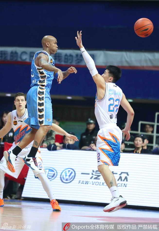 京城荣耀京沪决战单外援首钢破上海不败金身 篮下肉搏战!蔡亮试图在首钢禁区强行起身,但孙悦早已到位,高高跃起送出一记擎天巨帽。