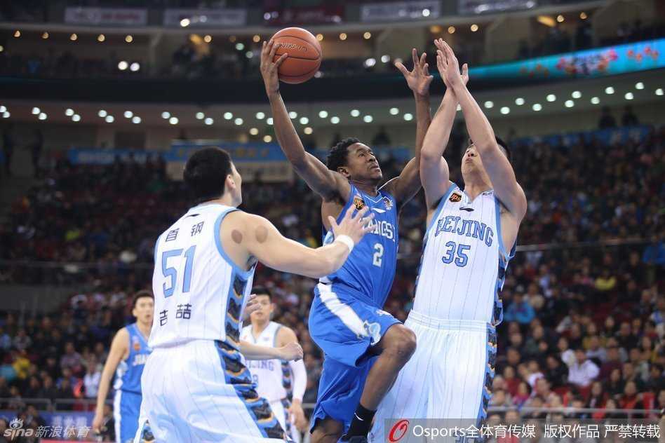 京城荣耀:马布里率六将破江苏,孙悦替补暴扣难掩状态之惑 马布里指挥着队友跑位,大手一挥间,球队的进攻体系便有序运转起来,尽显领袖风范。