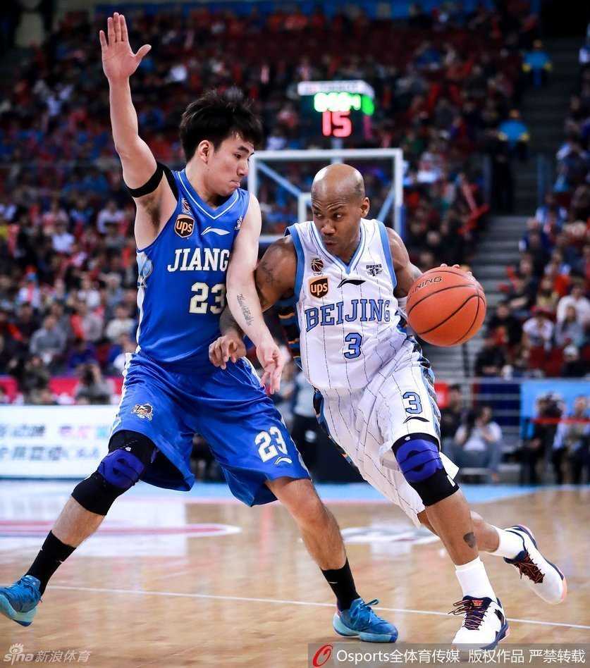 京城荣耀:马布里率六将破江苏,孙悦替补暴扣难掩状态之惑 张松涛与吉喆在禁区奋力卡位,肌肉碰撞的激烈感透过画面都能让人感受到内线的火药味。