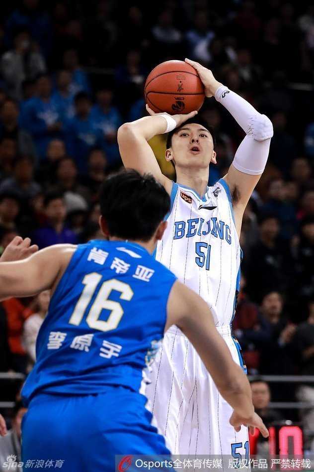 京城荣耀:马布里率六将破江苏,孙悦替补暴扣难掩状态之惑 马布里在人群中闲庭信步般控球寻找战机,经典的运球姿势预示着下一次致命助攻的到来。
