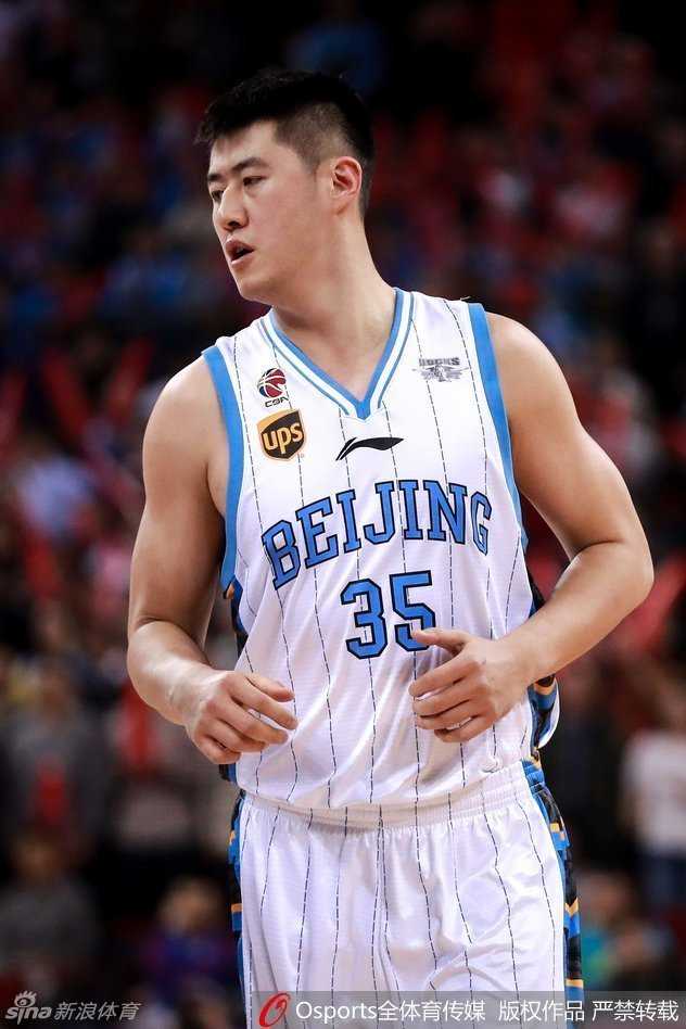 京城荣耀:马布里率六将破江苏,孙悦替补暴扣难掩状态之惑 尽管遭遇严密盯防,马布里依然如利刃般撕开对手防线,眼神中满是杀气和坚定。