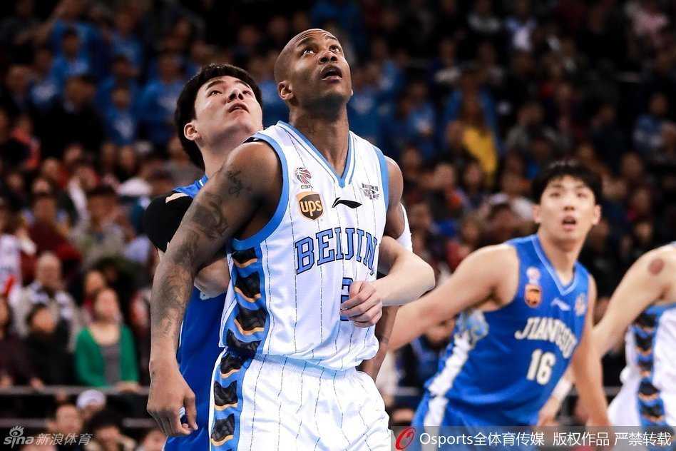 京城荣耀:马布里率六将破江苏,孙悦替补暴扣难掩状态之惑 孙悦如大鹏展翅般高高跃起,上演双手大力灌筐,这一扣宣泄着积蓄已久的激情。