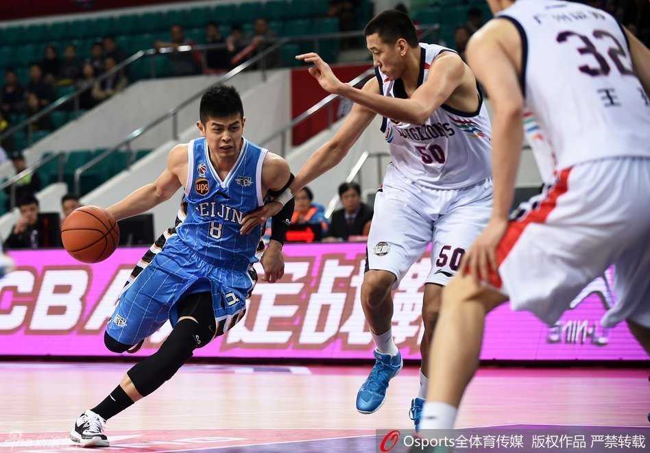 杰瑞特在罚球线附近轻盈跃起，手腕柔和地将球拨出，篮球在空中划出优雅的彩虹弧线，稳稳坠入篮筐的怀抱。