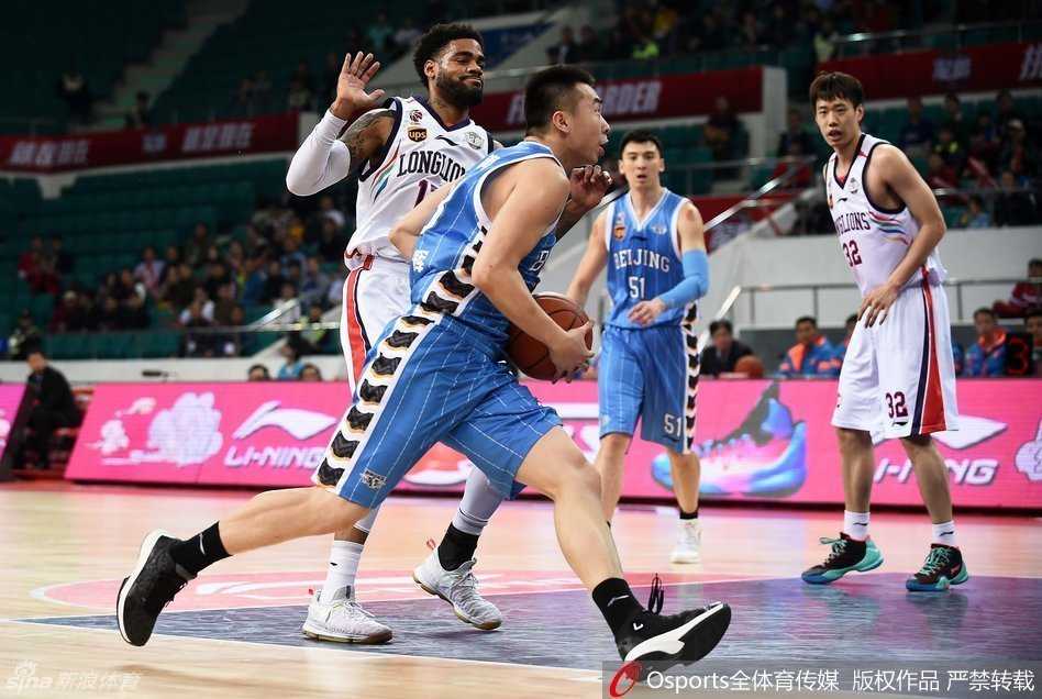 方硕如猎豹般压低脊背，篮球在他手中如同黏合剂般紧贴，双眼锐利地搜寻着敌方防线那一闪而过的缝隙。