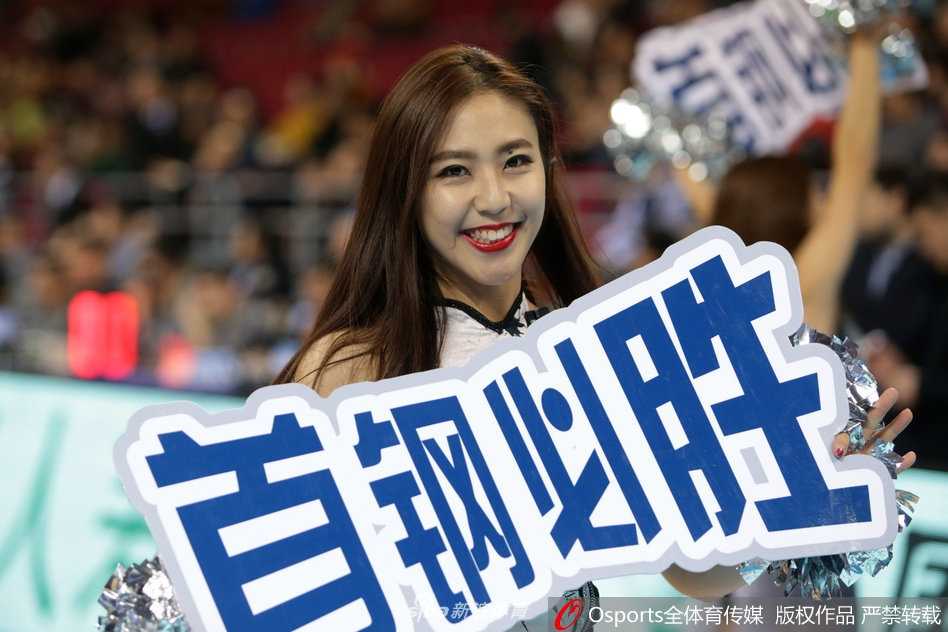 京城赛场上的热舞旋风:首钢啦啦队点燃冬日激情 身着红白相间队服的啦啦队员们排开阵型,她们充满力量感的舞步与现场耀眼的灯光交织,将赛场变成了一片欢乐的海洋。