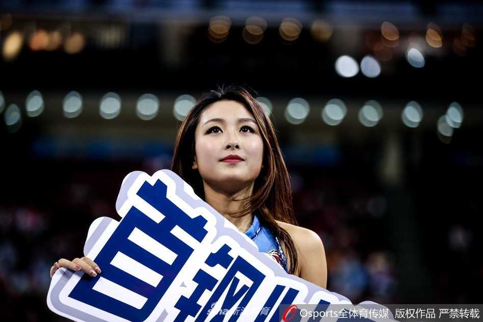 京城赛场上的热舞旋风:首钢啦啦队点燃冬日激情 暂停间隙,啦啦队员们迅速登场,她们青春洋溢的身影与身后巨大的北京首钢队徽相映成趣,诠释着篮球运动力与美的结合。