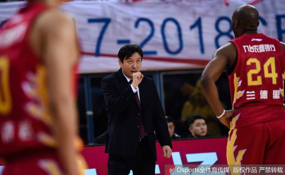 杨敬敏底角三分手起刀落，篮球空心入网激起篮网白浪，这一刻他是北控反击浪潮中最锋利的尖刀。