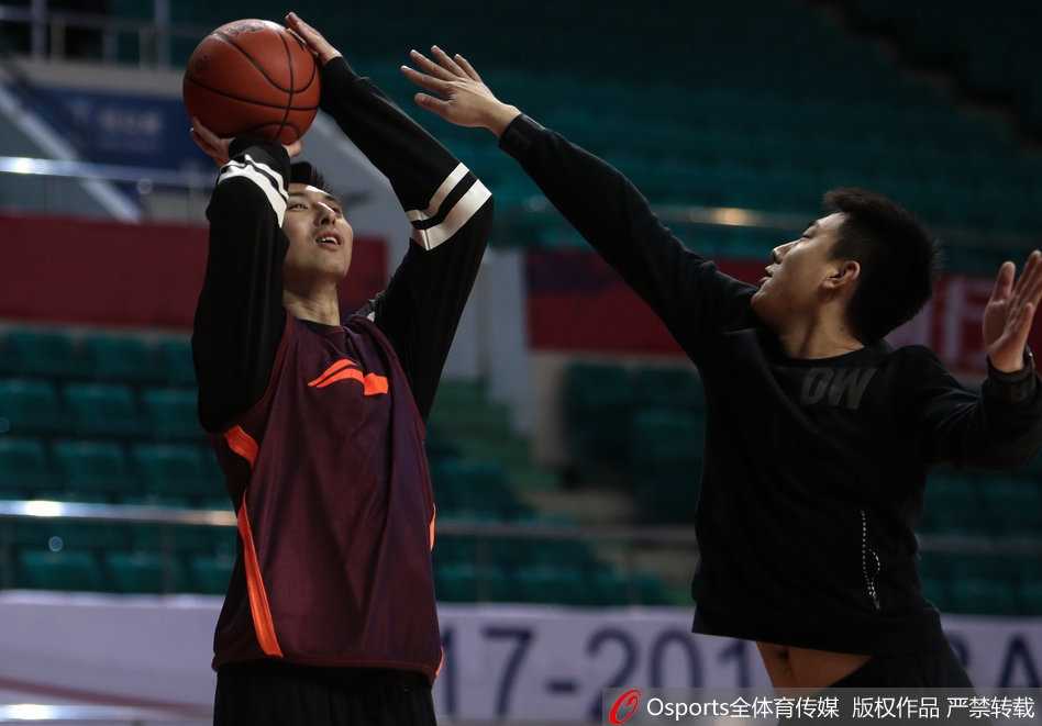 京城钢铁意志传承 方硕领军首钢静候粤京大战 镜头捕捉到了方硕在训练中急停跳投的瞬间,篮球脱手而出划出完美弧线。他的身体姿态舒展挺拔,完全不受贴身干扰的影响,篮网仿佛已在这精准一击下应声翻卷。