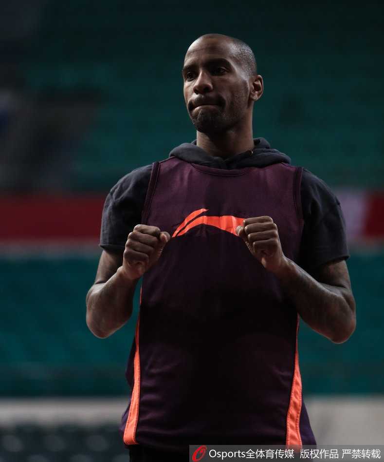 京城钢铁意志传承 方硕领军首钢静候粤京大战 方硕完成一次漂亮突破后与助理教练相视而笑,训练氛围紧张又融洽。两人似乎在交流着刚才动作的细节,这种亦师亦友的关系正是北京首钢队内良好化学反应的真实写照。