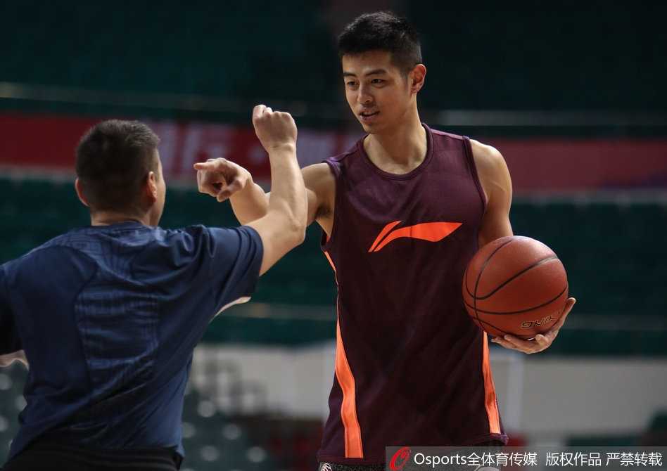 京城钢铁意志传承 方硕领军首钢静候粤京大战 训练间歇,方硕与队友们围聚在场边聆听教练战术部署。他神情专注,额头上挂着细密的汗珠,尽管只是备战训练,但团队的每一处细节都透露出大战来临前的严肃与专注。