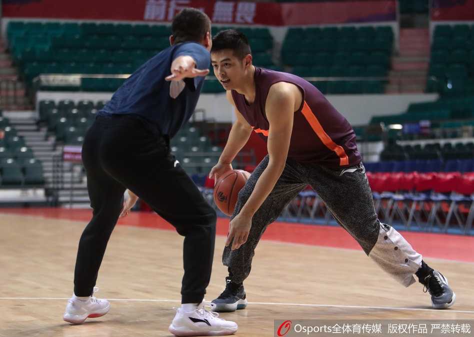 京城钢铁意志传承 方硕领军首钢静候粤京大战 方硕在训练场上犹如利刃出鞘,面对助教的严密防守,他闲庭信步般运球穿越,轻松写意地完成上篮,展现出北京队核心后卫的绝对自信与卓越技巧。