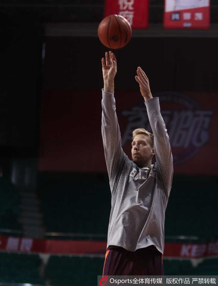 京城钢铁意志传承 方硕领军首钢静候粤京大战 训练场上,方硕持球高速推进,身体在高速运动中依然保持完美平衡。防守球员紧追不舍却始终无法触及皮球,方硕如同球场指挥官般掌控着攻防转换的节奏。