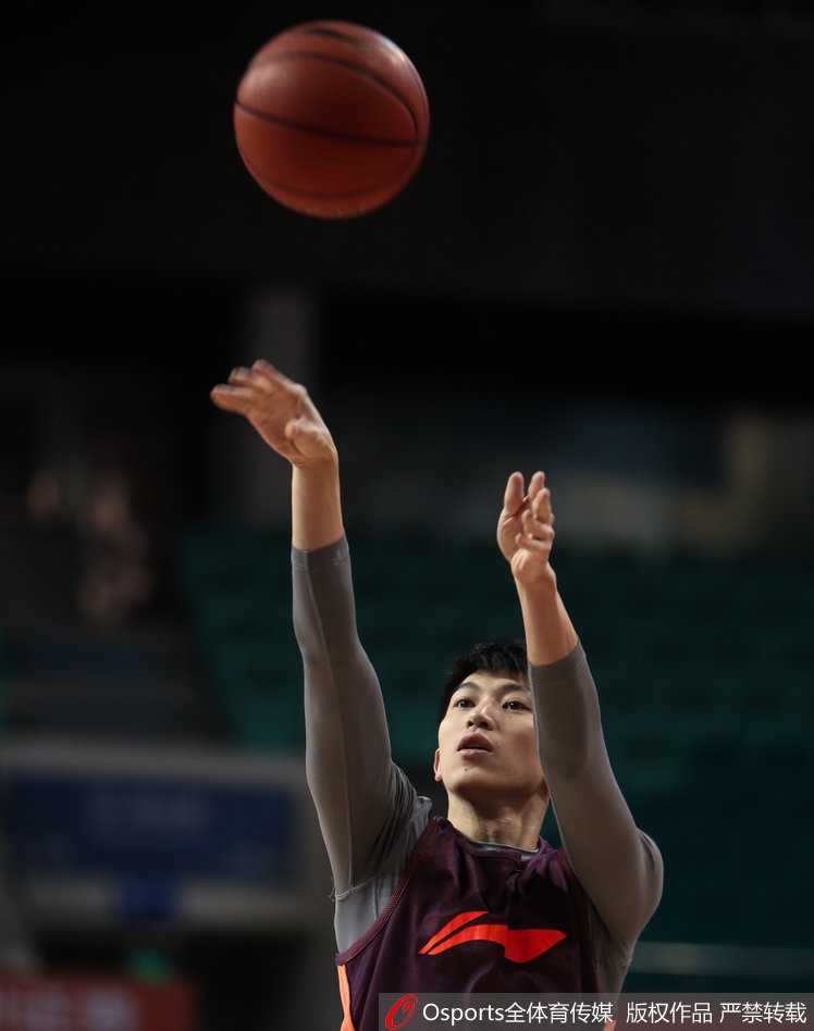 京城钢铁意志传承 方硕领军首钢静候粤京大战 最后一图定格了方硕在训练后的瞬间,他目光坚毅地望向远方,身后是挥汗如雨的队友们。夕阳的余晖洒在训练馆地板上,仿佛预示着这位新生代领袖即将扛起球队走向更远的未来。