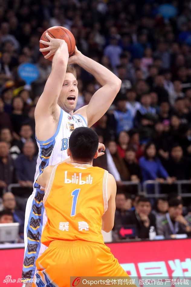 京城铁军下半场爆发,五棵松见证京沪大战终极对决 北京队外援汉密尔顿在对方禁区如鹤立鸡群,面对上海队的两人包夹,他依然强硬地高举高打,手臂肌肉线条分明,一次势大力沉的双手暴扣引燃全场。