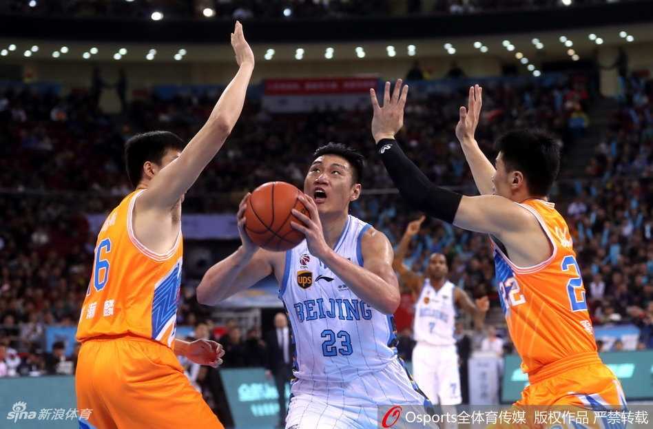 京城铁军下半场爆发,五棵松见证京沪大战终极对决 五棵松体育馆内人声鼎沸,全场球迷挥舞着手中的白色助威毛巾,汇成了一片汹涌的白色海洋,为北京队的每一次精彩表现呐喊。