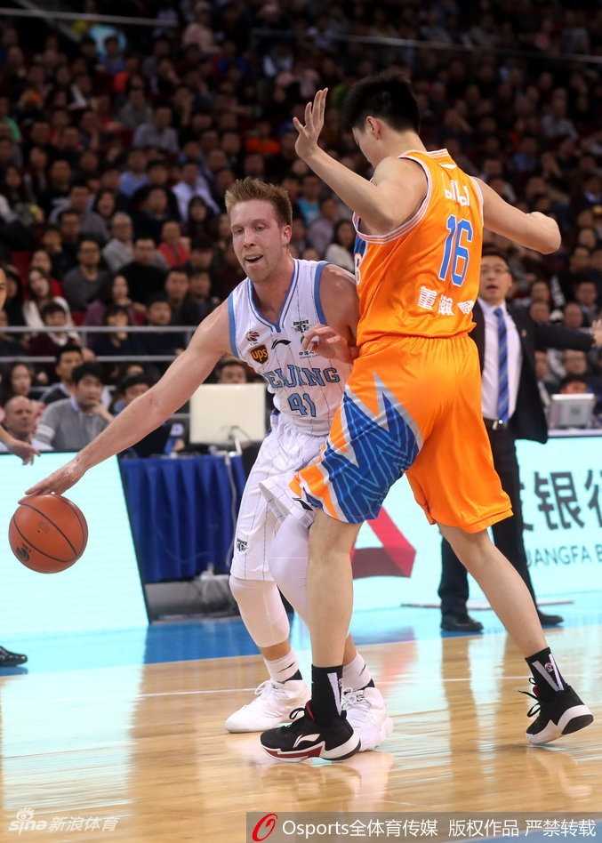 京城铁军下半场爆发,五棵松见证京沪大战终极对决 常林在防守端展现出铁血一面,他正面硬扛上海队的明纳拉斯,双手高高举起,身体紧紧贴住对手,不给对方任何轻松出手的空间。