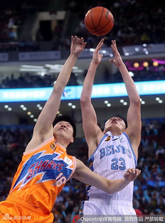 京城铁军下半场爆发,五棵松见证京沪大战终极对决 方硕犹如一道白色闪电,持球高速突破上海队的防线,他的眼神专注而锐利,身体在空中舒展,面对补防球员巧妙地将球送入篮筐。
