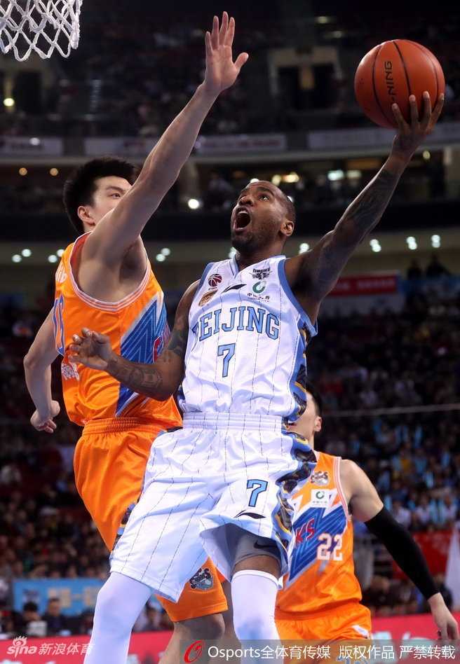 京城铁军下半场爆发,五棵松见证京沪大战终极对决 翟晓川带伤回归赛场,他在空中与上海队球员发生身体对抗后依然稳健地将球抛出,落地瞬间表情坚毅,展现了铁血战士的本色。