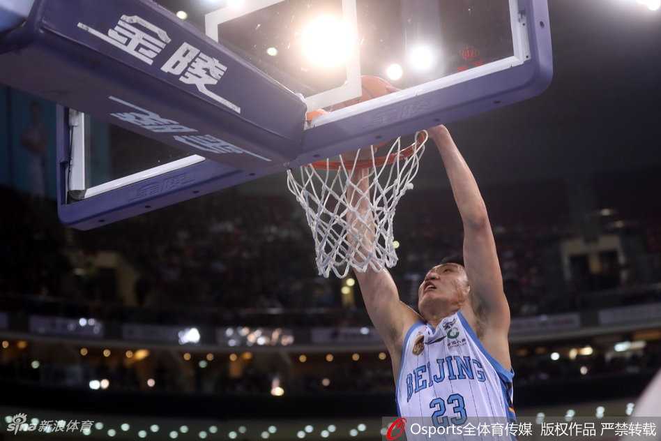 京城铁军下半场爆发,五棵松见证京沪大战终极对决 汉密尔顿在篮下卡住绝佳位置,高高跃起将球放入篮筐,身后的上海队防守球员只能望球兴叹,眼神中充满了无奈与失落。