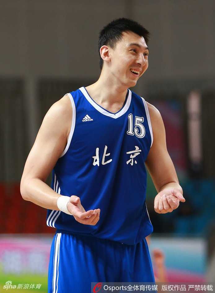 王骁辉在比赛中全神贯注，如同外线大锁一般紧紧贴防对手，眼神坚毅