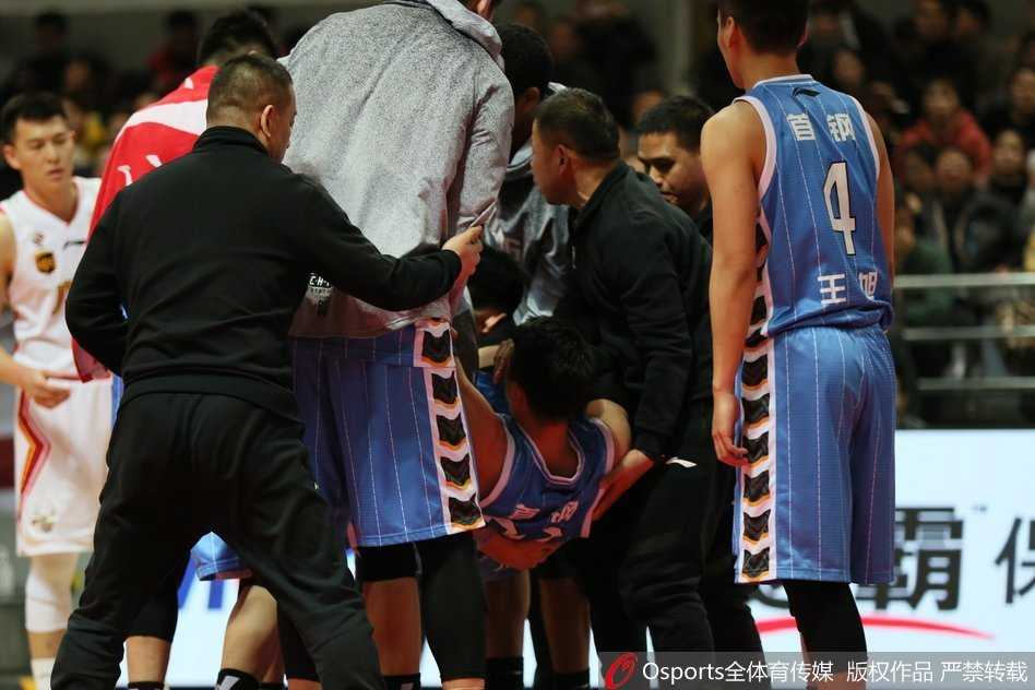 终场哨响一刻，北京首钢球员们紧紧拥抱在一起，庆祝这场艰难客场胜利，胜利的喜悦与拼尽全力的疲惫都写在了脸上。