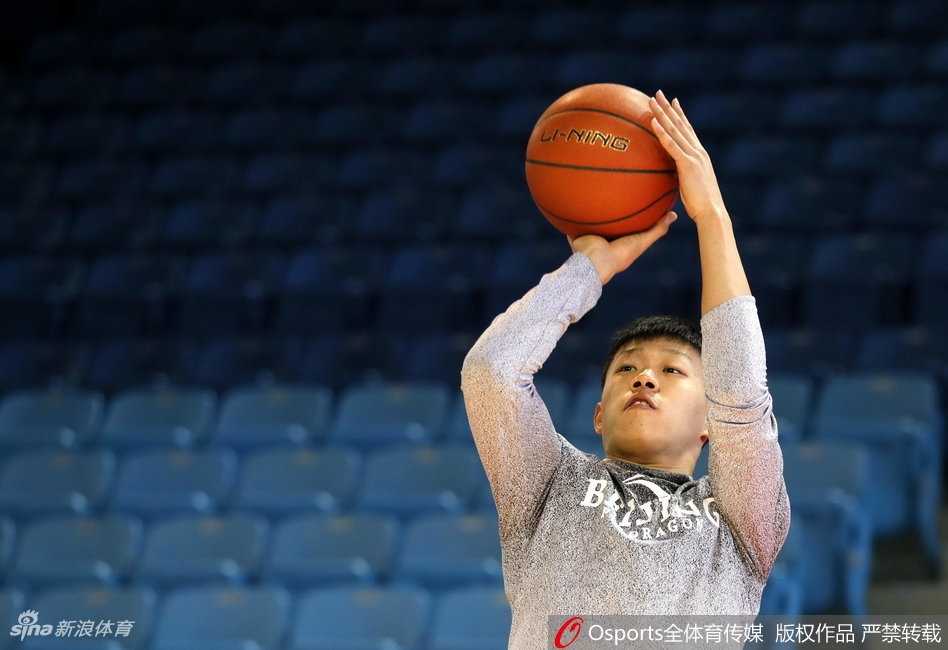 京城铁军蓄势待发 北控男篮新春集训剑指更高舞台 北控众将围成一圈,士气高昂,眼神中流露出对胜利的渴望与坚定,团队凝聚力在这一刻尽显无遗。