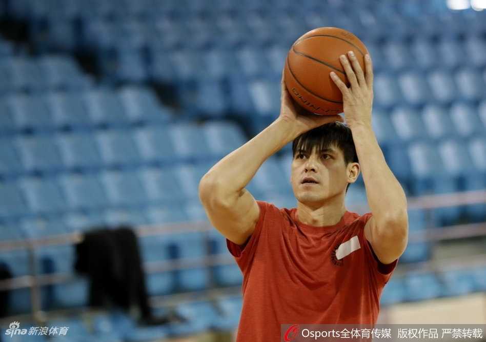 京城铁军蓄势待发 北控男篮新春集训剑指更高舞台 主教练张庆鹏手持战术板,神情专注地向球员们讲解跑位细节,手势坚定有力,传递着他的战术理念与临场指挥智慧。