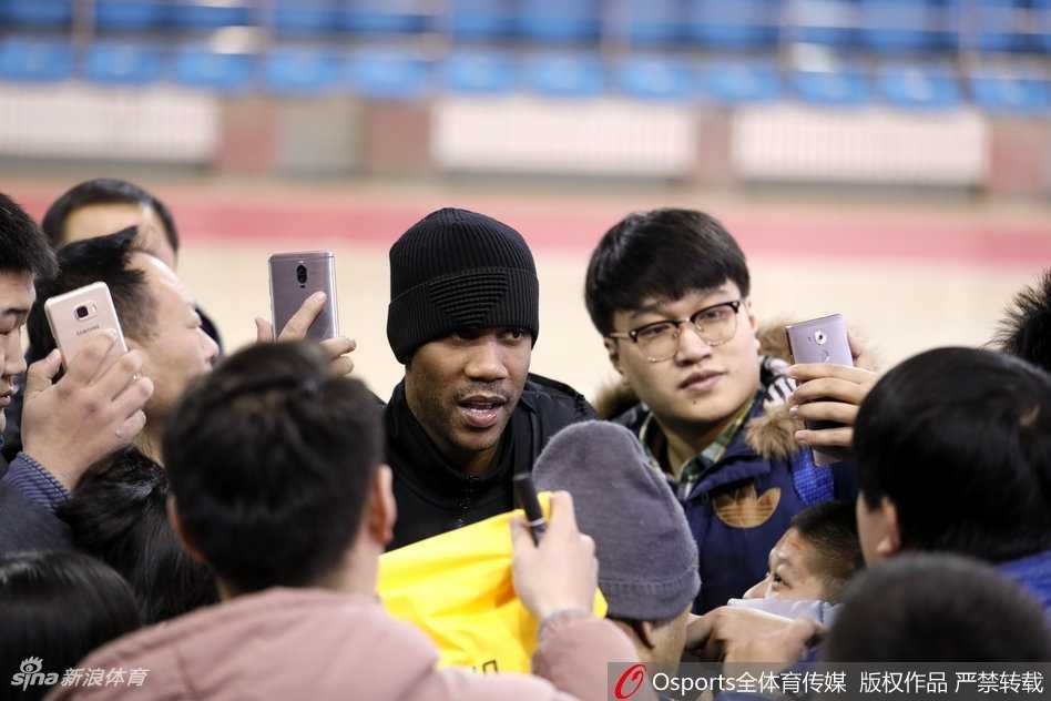 京城铁军蓄势待发 北控男篮新春集训剑指更高舞台 邹雨宸在低位要球,面对防守人强硬卡位,肌肉线条分明,展现了内线悍将的扎实基本功和统治力。