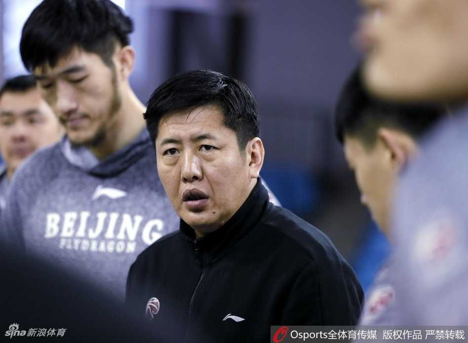 京城铁军蓄势待发 北控男篮新春集训剑指更高舞台 球员们正在进行高强度的对抗训练,肌肉的碰撞与快速的脚步移动交织,展现出备战期的激烈竞争与昂扬斗志。