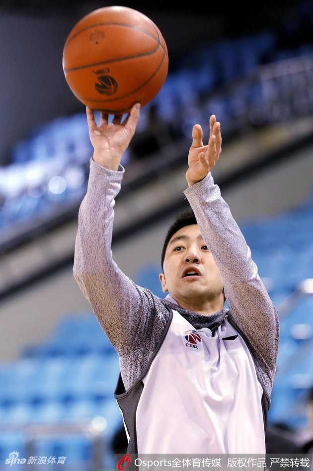 京城铁军蓄势待发 北控男篮新春集训剑指更高舞台 年轻后卫廖三宁持球快速突破,眼神犀利,如利刃般撕开防线,瞬间加速的爆发力令人赞叹。